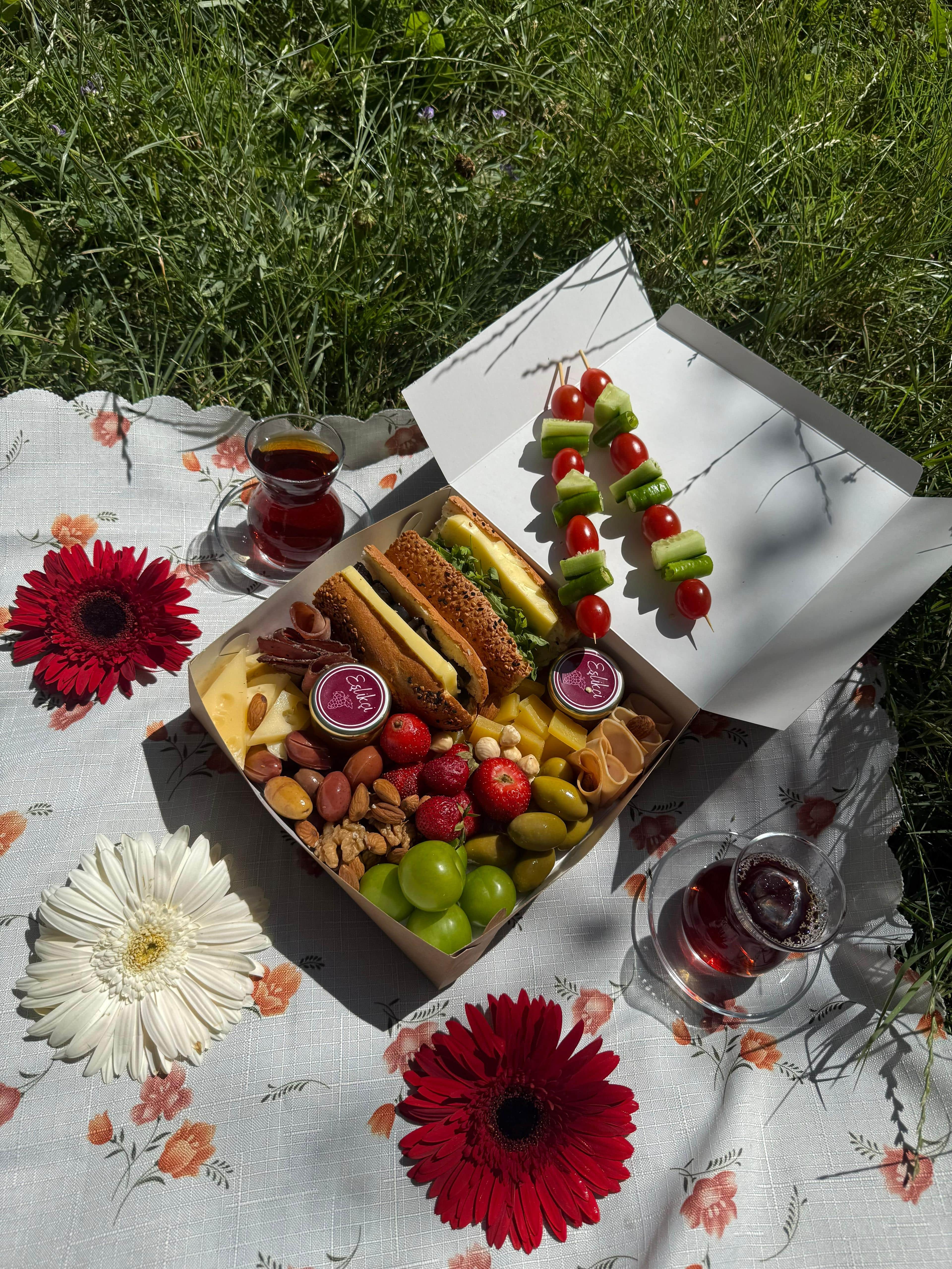 Kahvaltı graze tabağı çeşitli lezzetlerle