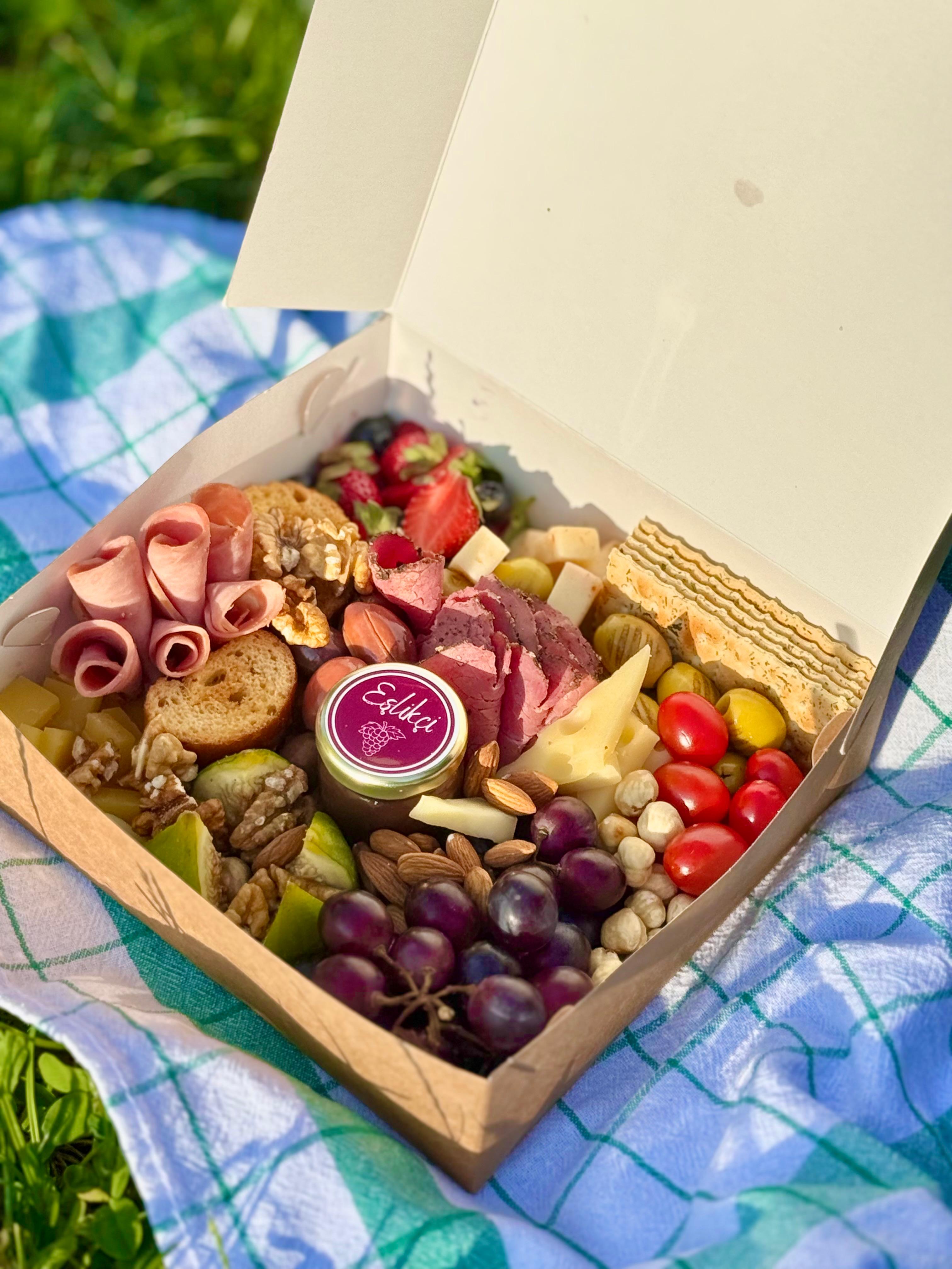 Klasik graze tabağı çeşitli peynir, et ve eşlik eden lezzetlerle