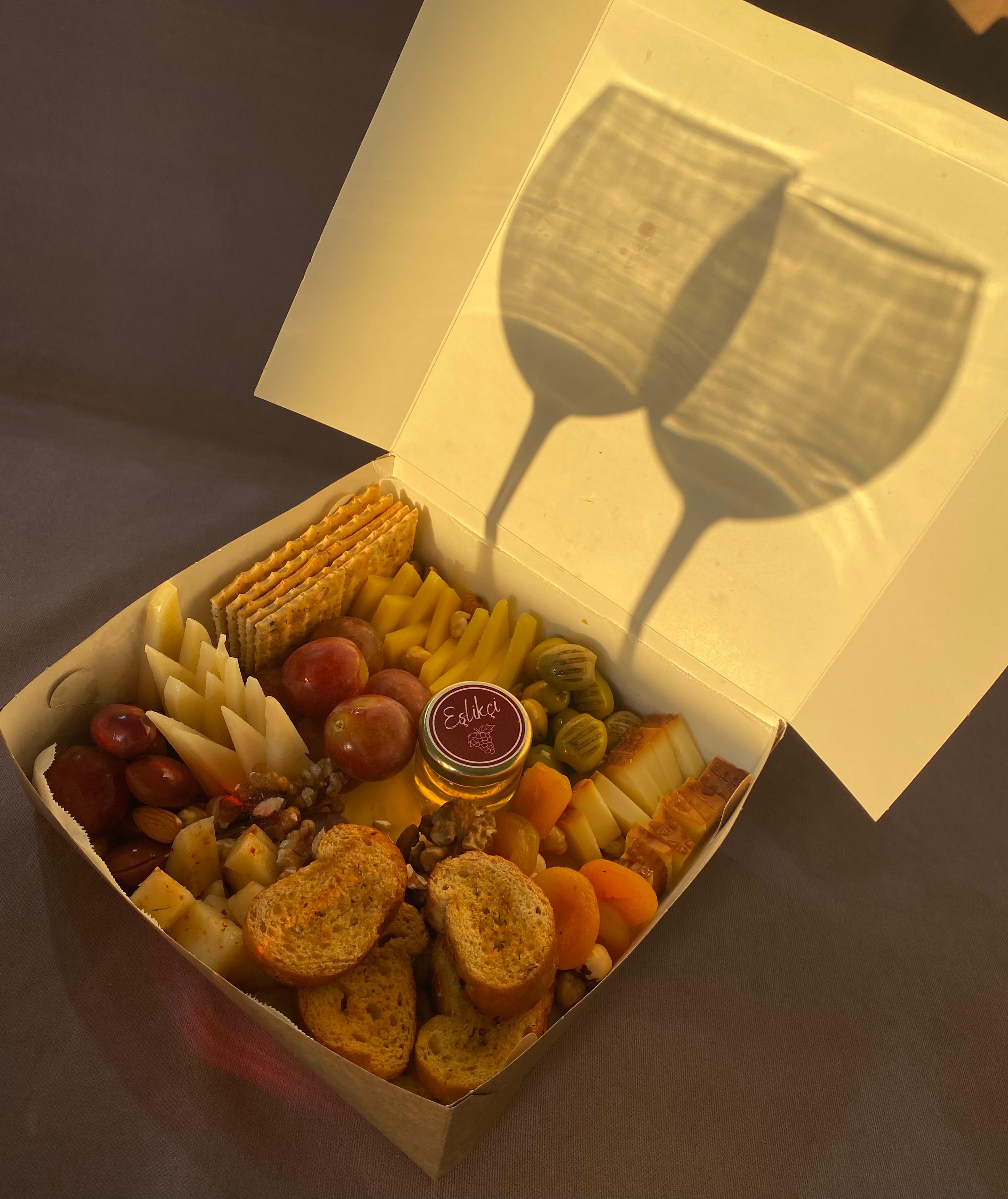 Peynir graze tabağı çeşitli peynirler ve eşlik eden lezzetlerle