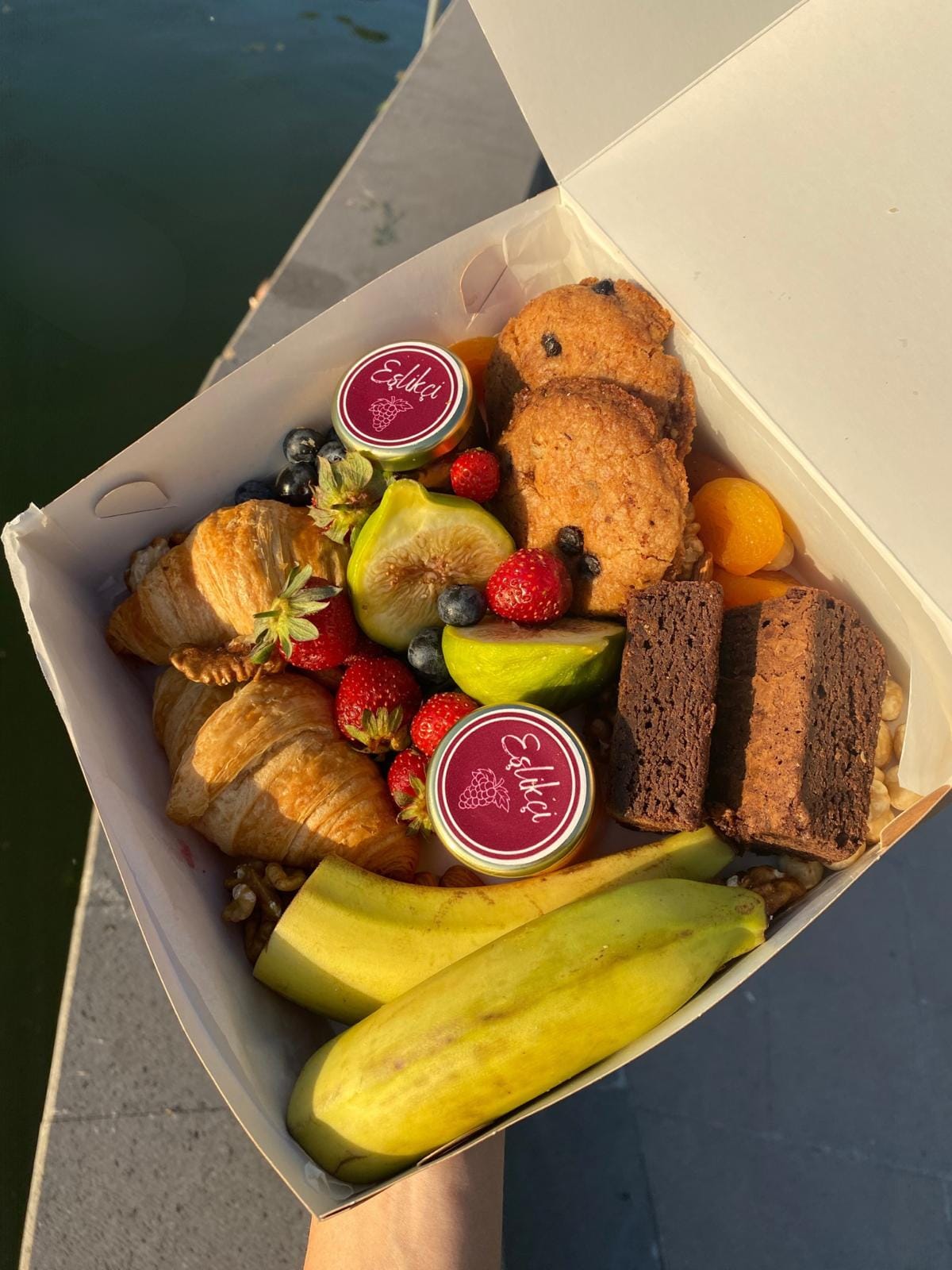 Tatlı graze tabağı çeşitli tatlı lezzetlerle